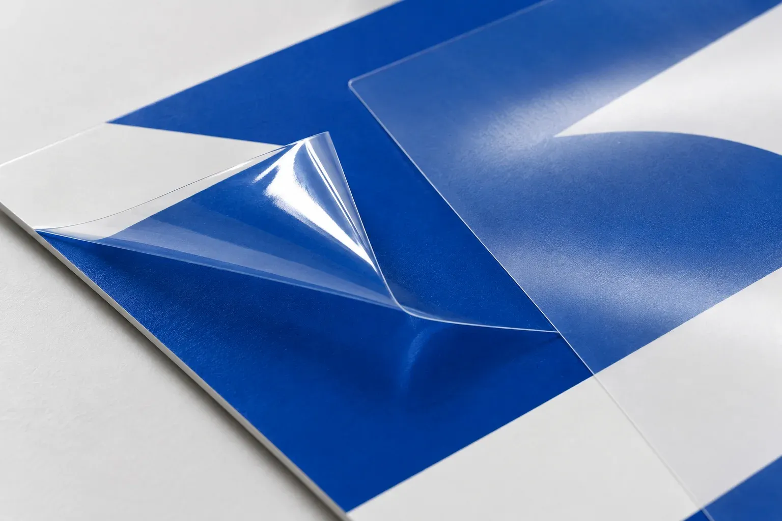 Películas de acabado sobre una impresión abstracta azul.